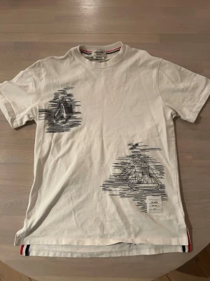 Thom Browne Tshirt - Väldigt unik snygg T-shirt från thom Browne med unik brodyr