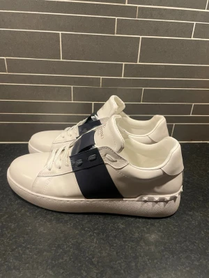 Valentino Skor - Valentino skor 👞 Dessa skor är i storlek 44. Skorna är sparsamt använda och skulle säga 9/10 skick. En liten fläck på insidan som ej syns vid användning men ville ändå visa att den finns, sista bilden. Överlag ett par riktigt schyssta skor. Priset går att diskutera!