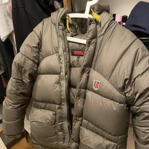 Fjällräven  jacka  - Säljer min mörkgröna fjällrävenjacka i storlek XXXS men sitter som en xs/s. Perfekt för kalla dagar och riktigt snygg. Jätte bra kvalité på jackan bara ett hål på ena armen som man ser på bilder men inget som syns  därför priset 3600, orginalpris 7800kr den är nydlihen kemtvättad 