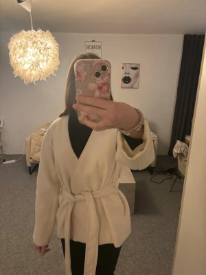 Beige kappa - Beige kappa, använd 1 gång så i bra skick