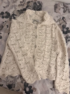 Vit stickad kofta från Zara - Vit stickad kofta med dekorativa knappar och ett detaljerat hålmönster från ZARA🤍I storlek M men passar även S!