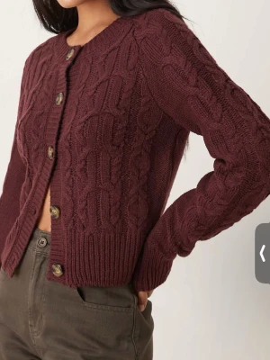 Vinröd kabelstickad kofta - Vinröd kabelstickad kofta, en lite större storlek så att den är lite baggy