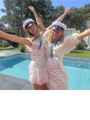 FINASTE STUDENTKLÄNNINGEN - Världens finaste studentklänning !! Helt slutsåld och finns ej att köpa längre. Använd en gång 🫶🏼 Säljer endast vid bra bud eller köp direkt för 800👏🏼