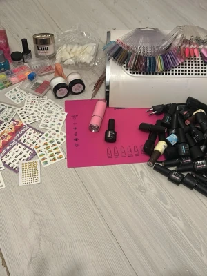 Stort kit med nagellack och dekoration - Säljer ett stort kit med nagellack i olika färger och finish, inklusive glitter, pastell och mörka nyanser. Medföljer även nageldekaler, nagelprover, lösnaglar och tillbehör för nail art. Perfekt för dig som vill experimentera med olika nagelstilar och dekorationer.