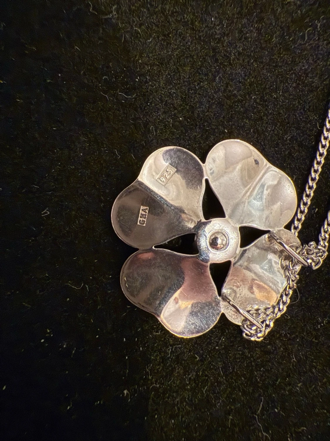 Silverfärgat halsband med blomma - 4