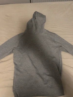 Grå hoodie - Grå hoodie från smog, den passar S jag är 187. Tveka inte på att fråga. Pris kan diskuteras vid snabb affär