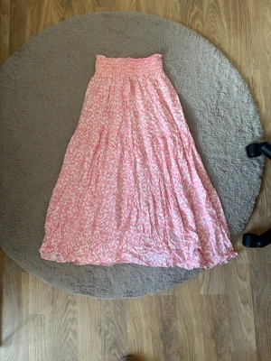 Rosa och vit kjol från lager 157 - Super fin och somrig kjol. Knappt använd 