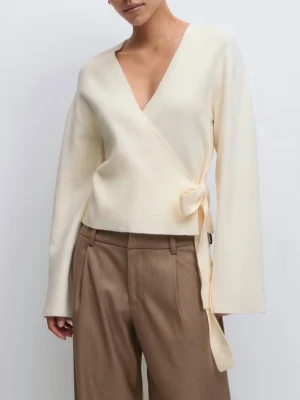 Knitted wrap cardigan - Super fin stickad omlott kofta från Gina Tricot. Är knappt använd så är som ny. 