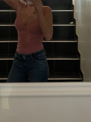 Nelly jeans  - Superfina jeans ifrån Nelly med vita detaljer på fickorna där bak🤍💙 Aldrig använda