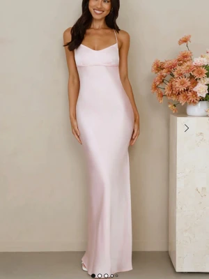 balklänning 💓💓💓🫰🏻🫰🏻🫰🏻 - säljer denna så fina balklänning från Hello Molly i storlek S!  Aldrig använd och har prislappen kvar! Längd från byst till mark är 132 cm, byst 36 cm och midja 32 cm🫰🏻🫰🏻💓💓💓 nypris 1700 kr