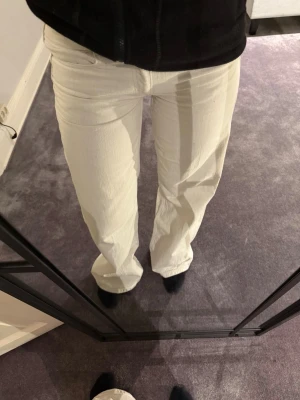 Jeans  - Superfina vita jeans från Zara, oanvända! Jag är 165cm lång, byxorna är lite för långa på mig! 