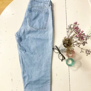 🍒Ljusblå jeans cropped flare🍒 - 🍒CUTIE PIE🍒Högmidjade cropped flare jeans i 100% denim. Har själv sytt in benen lite. Endast använda 2 gånger så i felfritt skick🍒