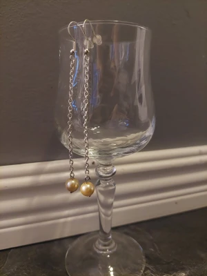 Örhängen  - Örhängen med silver krokar Stämplad s925, kedja och vaxpärlor💐 Ca. 9 cm långa. Handgjorda av Dalkullans Teskedsringar 