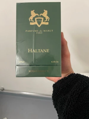 Parfums de Marly Haltane EdP 125ml - Lyxig parfym från Parfums de Marly, modellen Haltane. Flaskan rymmer 125 ml och kommer i en elegant mörkgrön förpackning med guldfärgade detaljer och logotyp. Doften är en Eau de Parfum och tillhör Royal Essence-kollektionen. Perfekt för dig som gillar exklusiva och sofistikerade parfymer.