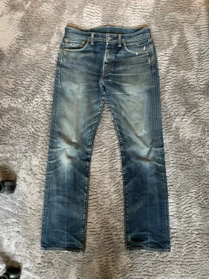 Levi's Selvedge Jeans - Säljer ett par selvedge jeans från Levi's med snyggt slitna detaljer och raka ben. w29-30 L32-34. 