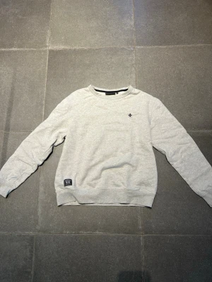 Morris sweatshirt - Grå sweatshirt från Morris i mycket bra skick!⚜️Storlek: S, men den passar XS. Lite stor i ringningen bara annars finns det inga fel på den!