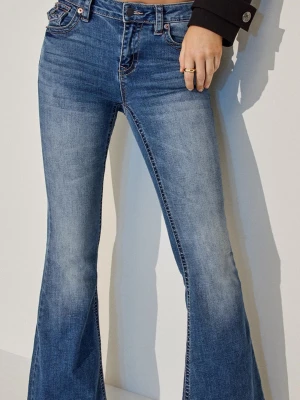 Blå bootcut jeans från stradivarius  - Säljer ett par blå bootcut jeans från stradivarius med klassisk femficksmodell. Jeansen har låg midja (skulle säga att de är mer lågmidjade än de ser ut på bilden), utsvängda ben och kontrastsömmar. Tillverkade i stretchig denim för skön passform. Perfekta för en trendig och avslappnad look. Aldrig använda bara testade på. Jag är 173 och de är för korta därför säljer jG de.