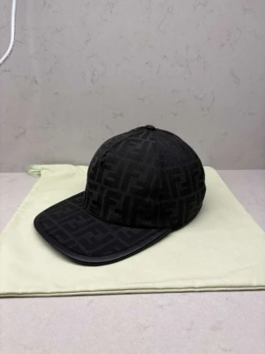 Fendi keps  - Helt ny fendi keps, storlek S-L finns inne, perfekt keps som passar alla stilar, dustbag samt tags medföljer 