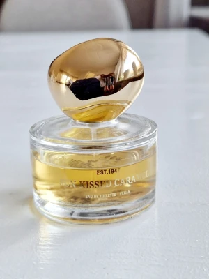 Sun Kissed Caramel edt limited edition  - Sun Kissed Caramel Eau de Toilette från H&M.  Limited edition, slutsåld på hemsidan.  Gourmand doft med doftnoter av salt karamell, vanilj och vispgrädde 🍦🥞 ca 80% kvar. 