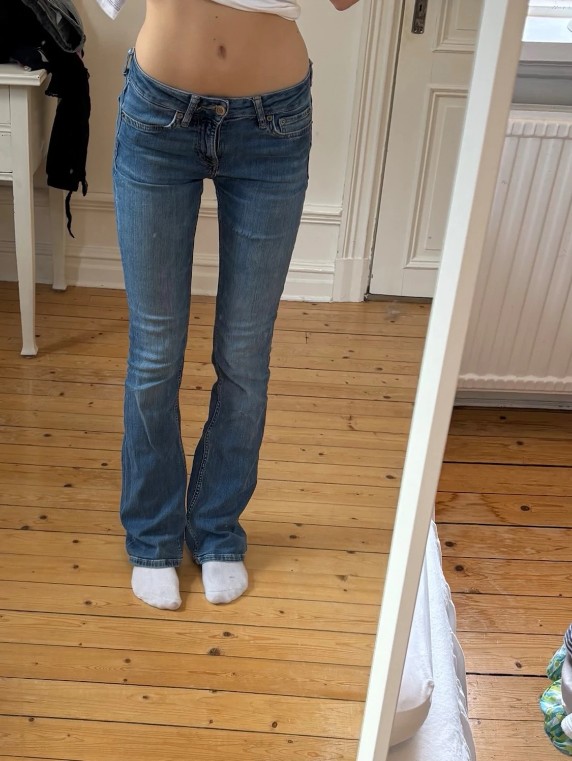 Blå bootcut jeans med låg midja