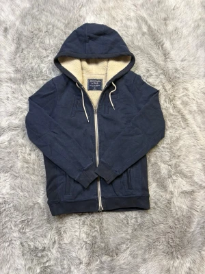 Abercombrie&Fitch Hoodie - Säljer denna sällsynta och mycket eftertraktade Abercrombie & Fitch hoodie | Storlek M | Mycket bra skick | Vid eventuella frågor hör gärna av dig och erbjuder bra pris vid köp av bundle 😁✅