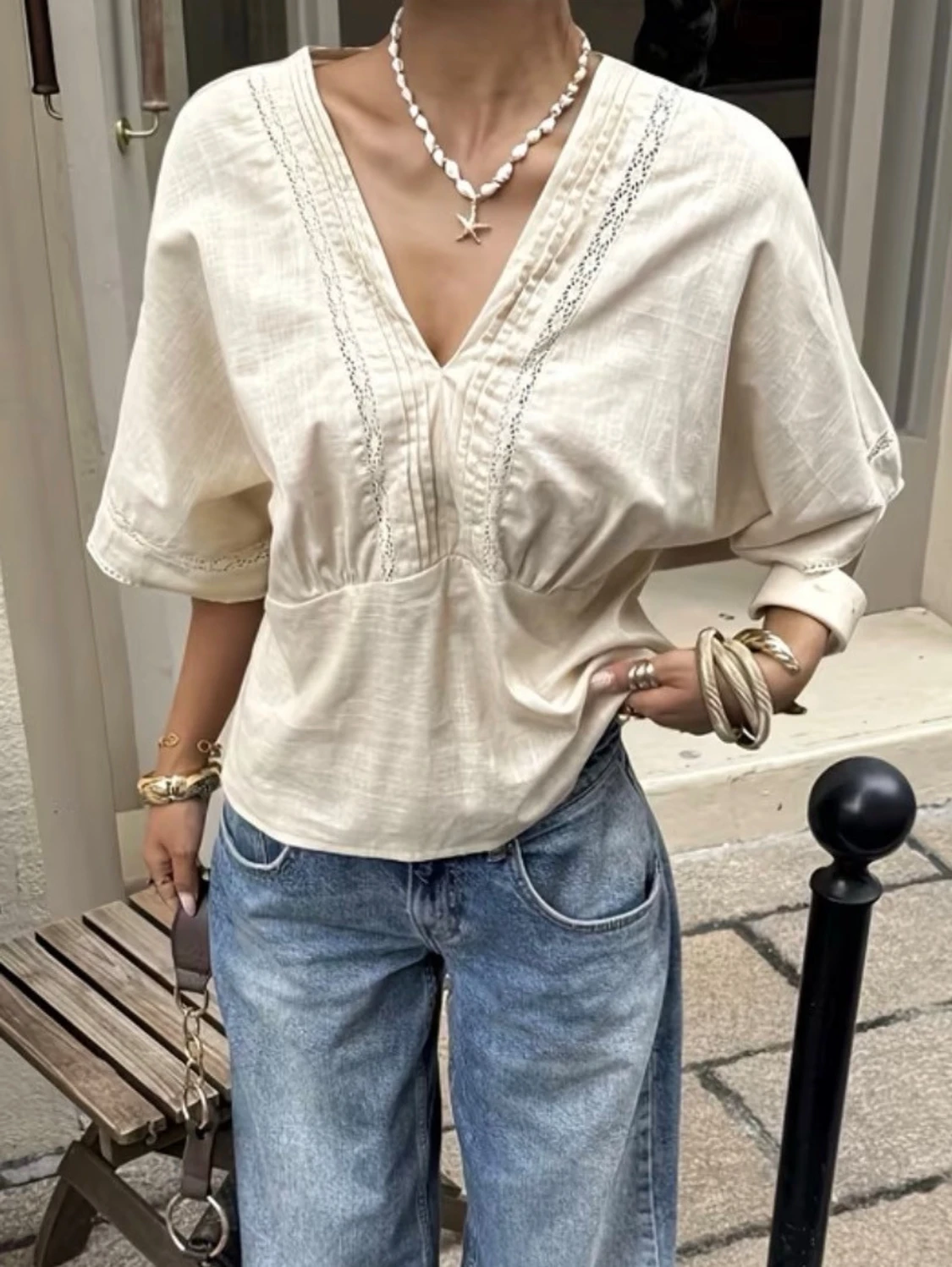 Beige blus med spetsdetaljer - 1
