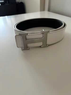 Vit bälte  - Vit bälte 115cm mer eller mindre