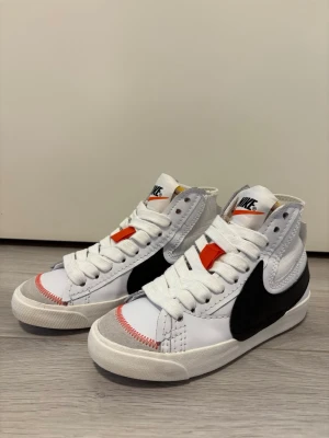 Nike sneakers - NIKE BLAZER MID ’77 JUMBO Malli: DQ1471-100 Koko: 37,5 Ovh: noin 110€  Kengät juuri pesty.  Postitus/nouto
