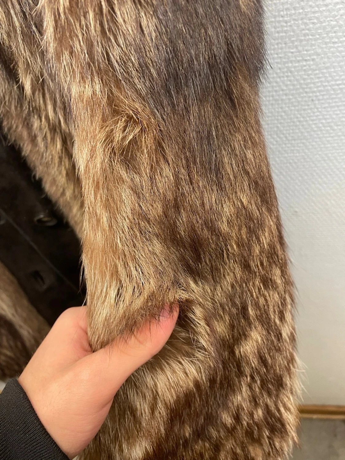 Brun pälsjacka med bred krage - 4