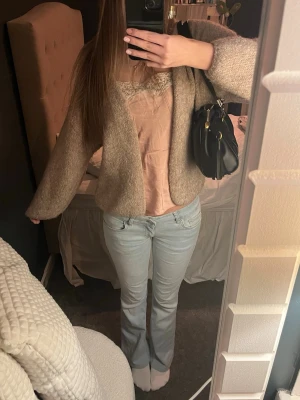 Ljusblå bootcut jeans - Säljer ett par ljusblå bootcut jeans med klassisk femficksdesign och normal midja. Jeansen är ett lätt och stretigt material som då passar många storlekar, står ingen storlek men skulle säga 34. ➡️35-37⬅️, skriv gärna om några frågor och pris kan diskuteras💗💗