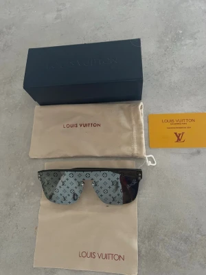 Louis Vtton Solglasögon - Hej, säljer ett par jätte fina svarta LV solglasögon med det klassiska LV monogramet, glasögonen har solljusskyd. Den bästa kvaliteten och samtliga saker medföljes på bilden. Kan även mötas i Stockholm!