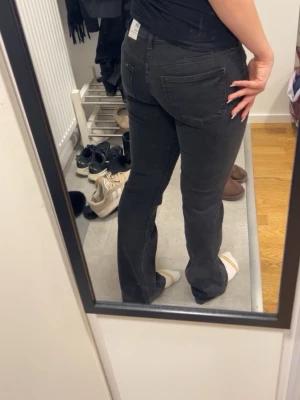 Low waist bootcut svarta jeans  - Skitsnygga lågmidjade svarta jeans med utvagända ben ifrån Lee, helt nya och säljs för jag råkade köpa två styckna. Kom gärna med prisförslag 