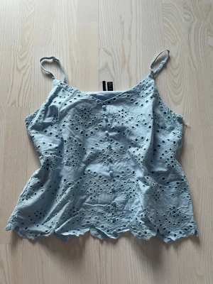 Topp - Ljusblå topp med gulligt mönster och knappar längst med modellen. Inte så stretchig men skönt material! 🩵Passar även M! 