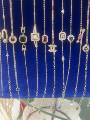 Snygga ser dyra ut passar perfekt t alla klädstilar - Snygga fina guld silvriga armband passar perfekt till alla outfits ser dyra och eleganta ut äkta kopior passar alla klädstil 