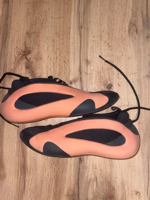 Adidas hardens vol 8 sculpt - Säljer ni mina hardens 8 sculpt. Använda ett par gånger men är fortfarande i gott skick. Har vissa tecken på användning men syns inte så mycket .