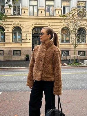 Slutsåld  teddyjacka från Gina  - Supermysig brun teddyjacka i fluffigt material med hög krage och knäppning framtill. Sitter nice oversize och är ganska varm 😊Aldrig använd och prislapp kvar❤️kan gå ner i pris vid snabb affär