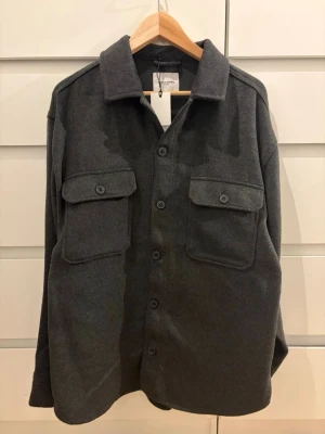 Overshirt Jack & Jones - Modell: 193 cm. Nypris: 600 kr. Skick: 10/10.
