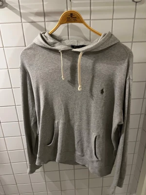 Grå hoodie från Polo Ralph Lauren - Säljer denna snygga Ralph Lauren hoddie som är otroligt populär i nuläget. Storlek M och är perfekt för alla årstider. Hojta ifall du har några frågor eller funderingar😁