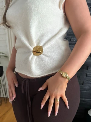 Klädsmycke - Detta är ett klädsmycke som ger din garderob ett nytt liv. En elegant detalj som även ger en bättre passform. Skriv privat om ni har fler frågor angående produkten💕