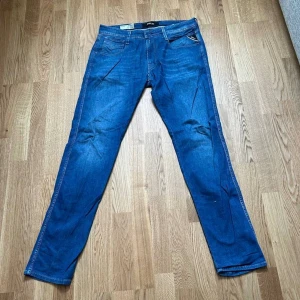 Blå jeans från Replay med raka ben - Säljer ett par replay, slim fit, anvass.  Knappt använd.