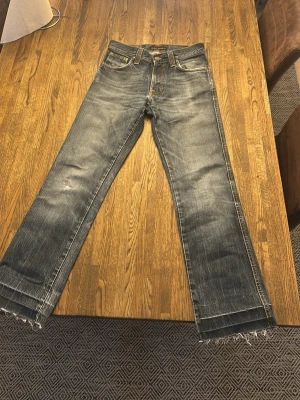 Nudie jeans bootcut Ola  - Säljer ett par nudie bootcut Ola pga dom inte passade mig. Storlek 29/32. Fräscha jeans med skön färg och fades! Riktigt bra skick på dessa för ett bra pris, passa på!