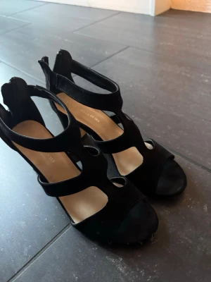 Svarta klackar skor  - Svarta klackar skor från din sko i storlek 37