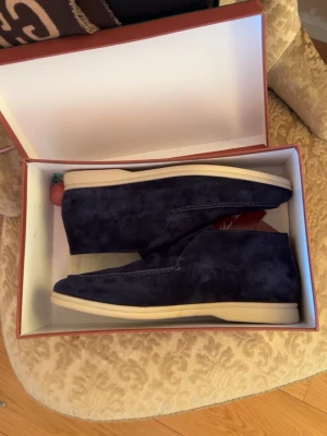 Loro Piana openwalks - Säljer nu mina blåa loro piana openwalks. Använt helt okej mycket sick 7/10 skriv vid intresse.