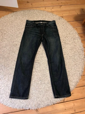 Weekday regular fit jeans - NYSKICK! - Säljer ett par mörkblå jeans från weekday med rak passform och klassisk femficksdesign. Jag har bara använt dem 3 gånger och tycker dem är för små i midjan för mig. Kan heller inte göra en retur nu så säljer dem billigt här! Nypris 600 kr. 