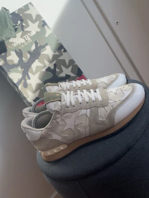 Valentino Garavani rockrunners  - Hej säljer mina Valentino rockrunners i färgen vit. Unika skor men passar till svarta outfits och passar till mycket. Skorna är toppskick och är jättesnygga och fina👌. Skicket: 9,8/10. Storlek 42 1/2 passar storlek 43 vilket jag har för storlek. Hör av dig vid minsta lilla fråga och fundering.😀 Mvh Philip