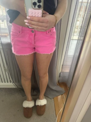 Rosa jeansshorts med fransig kant - Säljer dessa rosa jeansshorts som jag aldrig använt. Köpte dom här på plick men dom passade inte mig i storleken. Dragkedjan är trasig sen ägaren innan men inget som syns när man har dom på sig💓