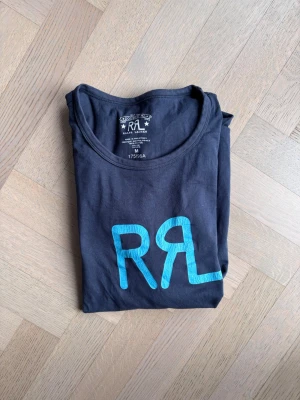 RRL T-shirt  - Jättesnygg double RL tshirt som jag fått i julklapp men är dessvärre för kort för mig(188cm). Nypris är runt 1200 ish. Vid frågor är de bara att skriva!