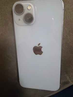 IPhone 14  - Snygg  iPhone 14  med stilren design och två stora kameralinser på baksidan. Telefonen har en glansig baksida i glas och klassisk Apple-logga i mitten. Perfekt för dig som gillar modern teknik och enkel, clean look.