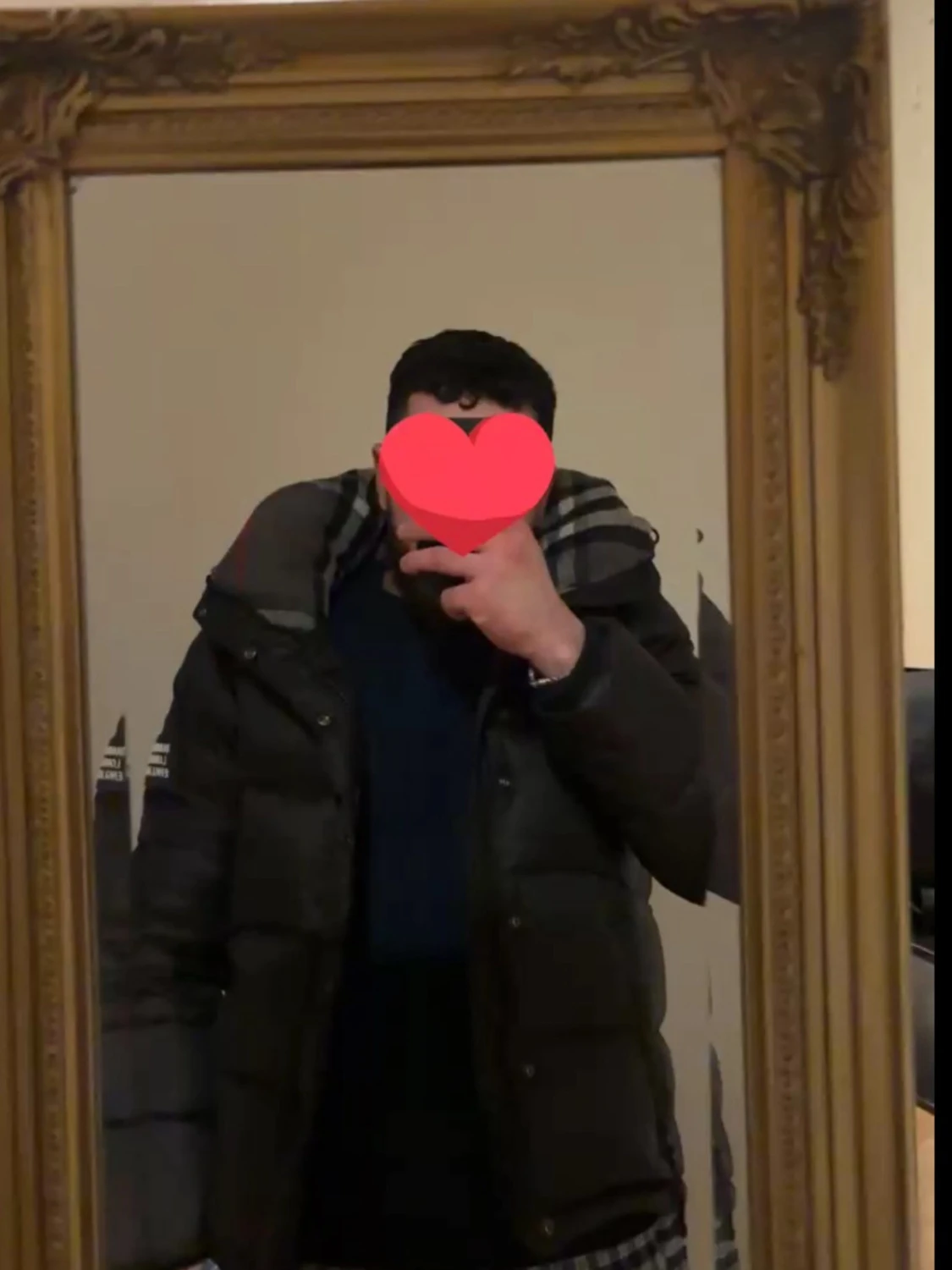 Svart pufferjacka med huva