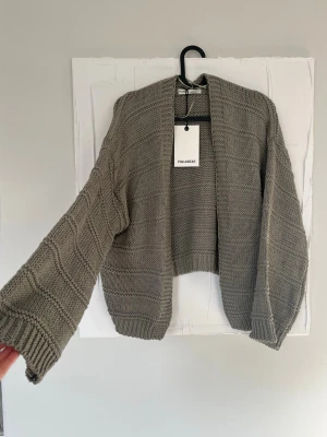 Ny stickad kofta från Pull&Bear - Jättefin och helt ny kofta med prislappen på. Kommer från Pull & Bear, i storlek XS men med fina stora ärmar så passar även mig som är en S/M.